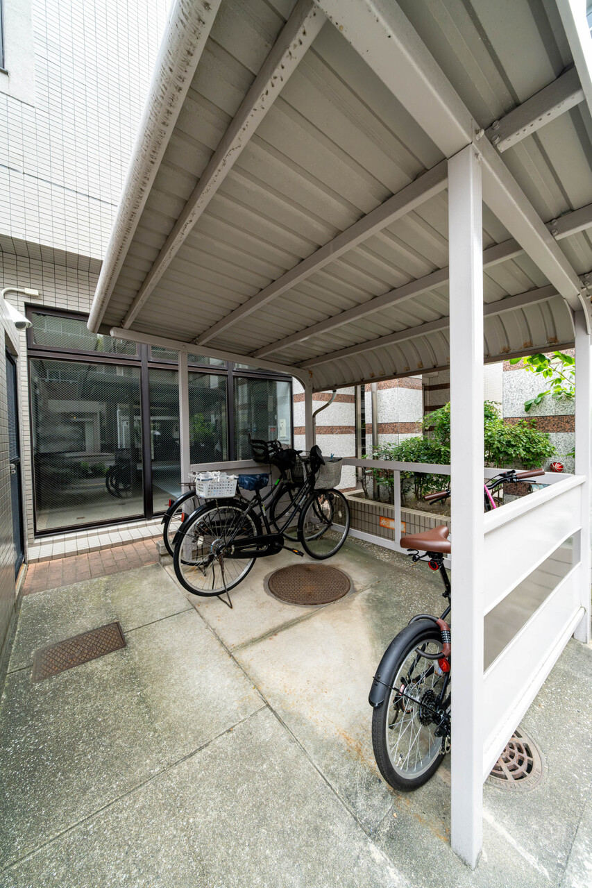 雨をよけることのできる駐輪場。敷地内に駐輪場やバイク置き場が設けられています。※最新の使用料金や空き状況はお問い合わせください。