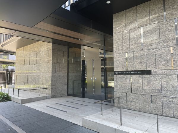 エントランスアプローチ・館銘板