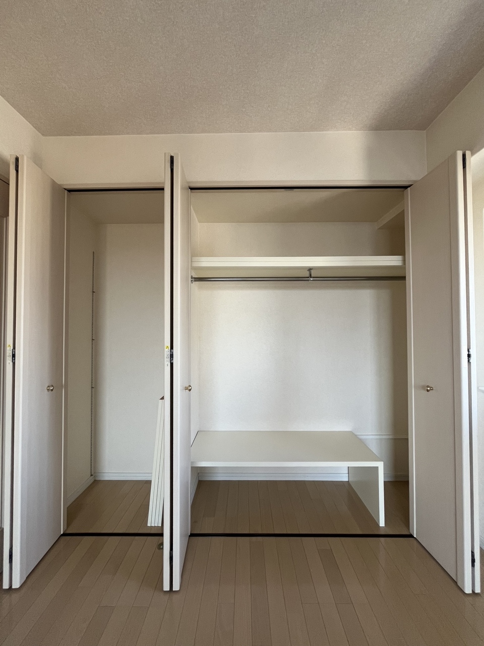 収納も全居室にございます。