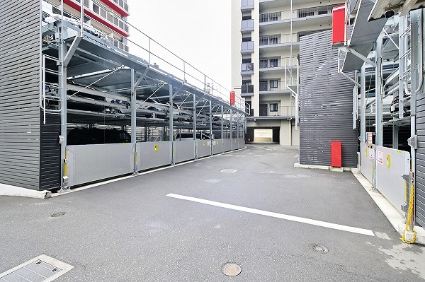 タワー式、機械式駐車場がございます。