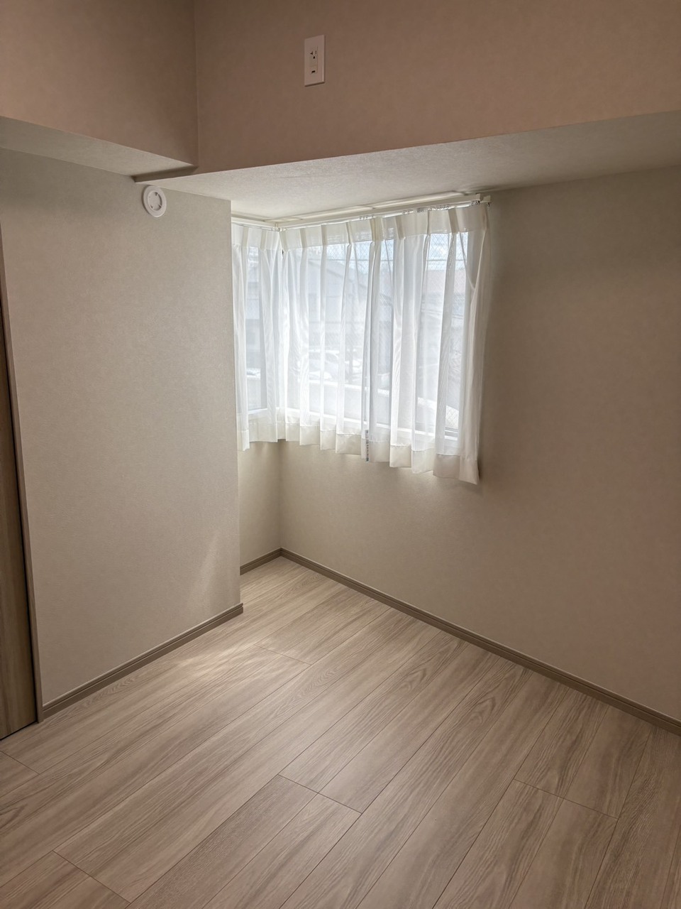 約4.8帖洋室です。全居室に収納がある間取りで、お荷物がスッキリ片付き有効的にスペースを使えます。