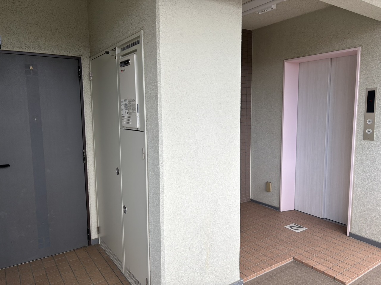 エレベータから歩いてすぐの部屋位置です。
