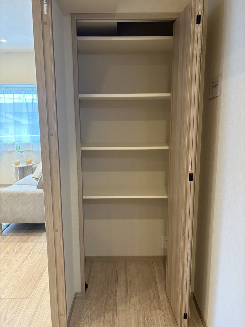 廊下に設けてある収納です。文房具や薬箱などの生活必需用品の収納にも便利な、可動棚を使用してあります。