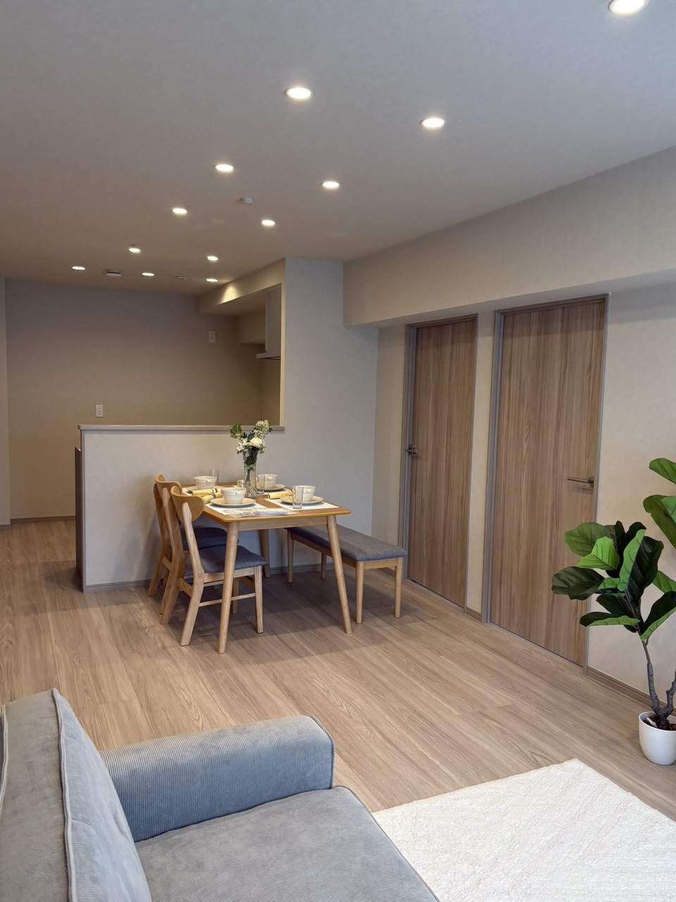 落ち着いた雰囲気の建具を採用しておりますので心地の良いLDKです。