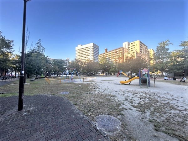 浜の町公園・・・約290ｍ（徒歩4分)