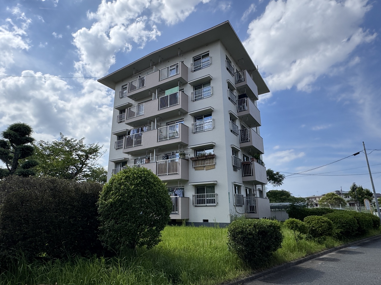 敷地内にゆとりがあり、空が広く感じる開放的な住環境
