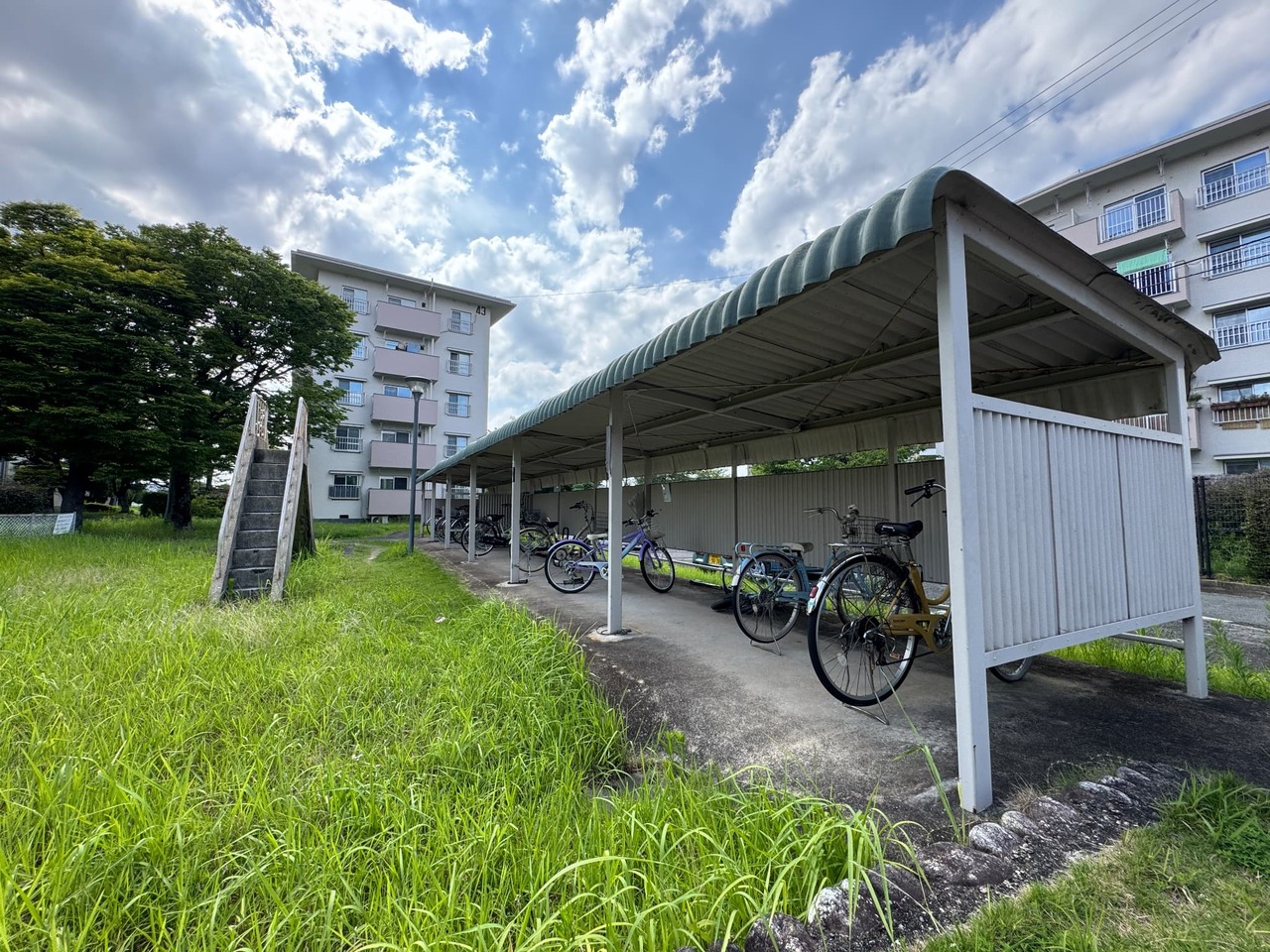 【駐輪場】屋根付きの駐輪場が備わっています。