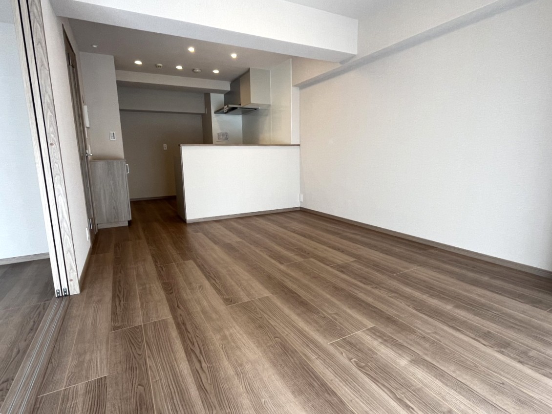 ナチュラルカラーの床材と、清潔感のある白いクロスがマッチして、お部屋全体の明るさをより際立たせます。