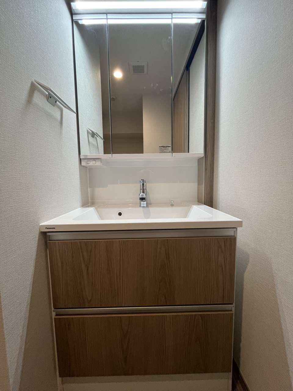 玄関付近に洗面所と浴室があり、居室に入る前に綺麗にでき清潔感が保てますね。