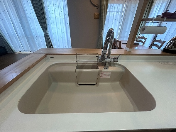 シンクには浄水器あり。