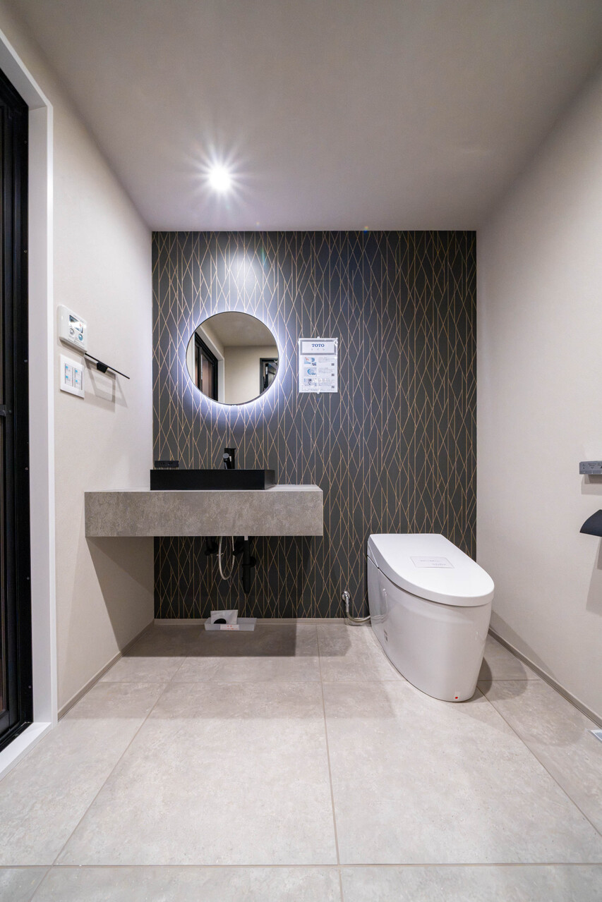 快適にお使い頂ける清潔感のあるトイレです。現代の必需品、シャワー機能付きです。