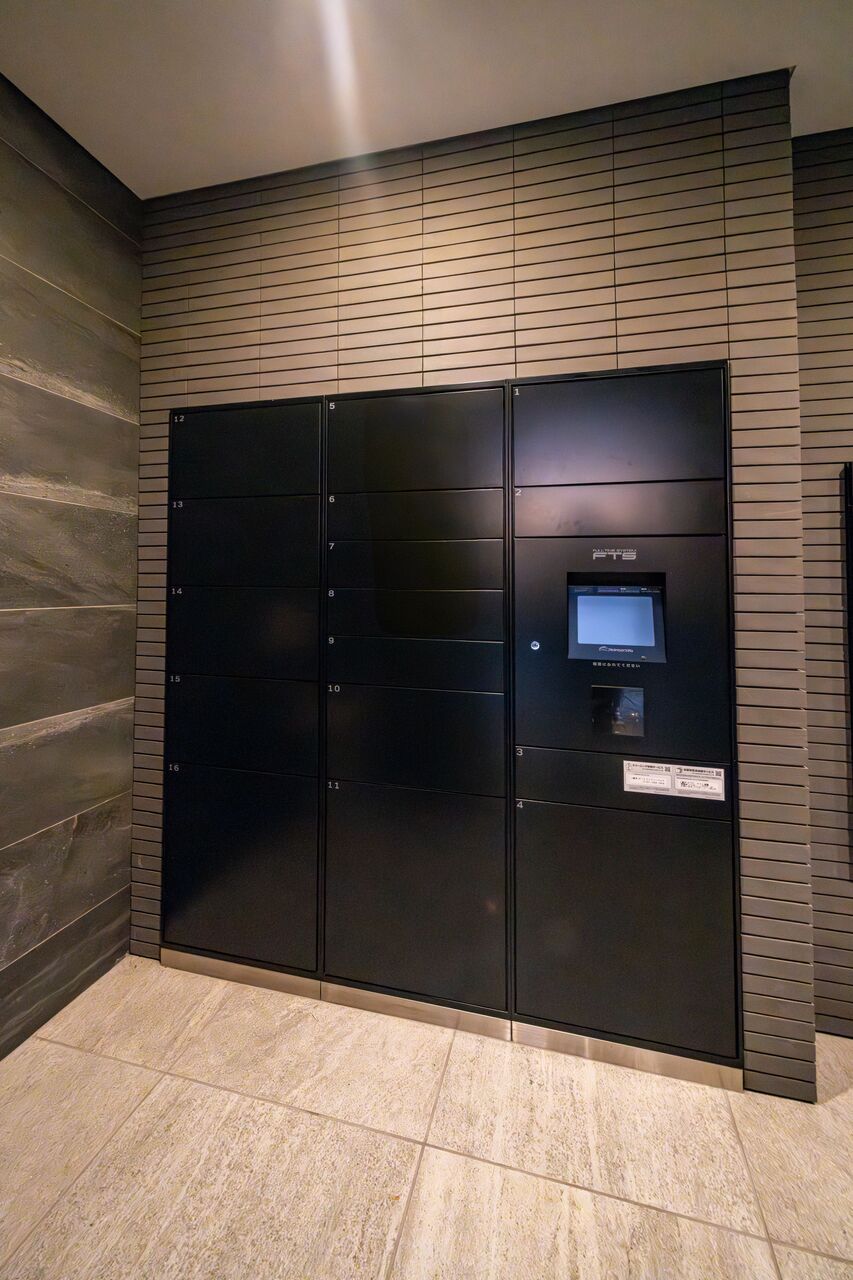 留守の際でも荷物の受け取りが可能な宅配ボックスの設置がございます。不在配達の手間が省け便利です。非対面での受け取りも可能です。
