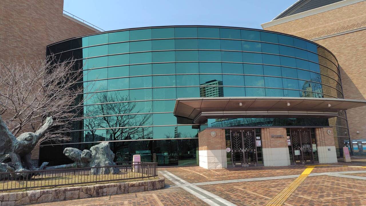 福岡市立総合図書館まで徒歩約5分（約350ｍ）