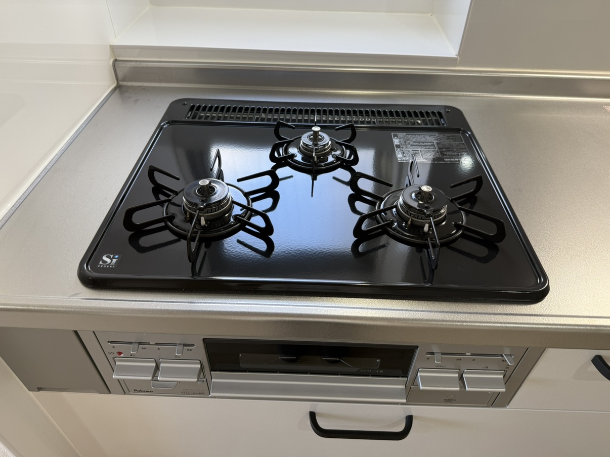 3口コンロのキッチンはシンクも作業スペースも広いのでご家族並んでお料理することも可能です。