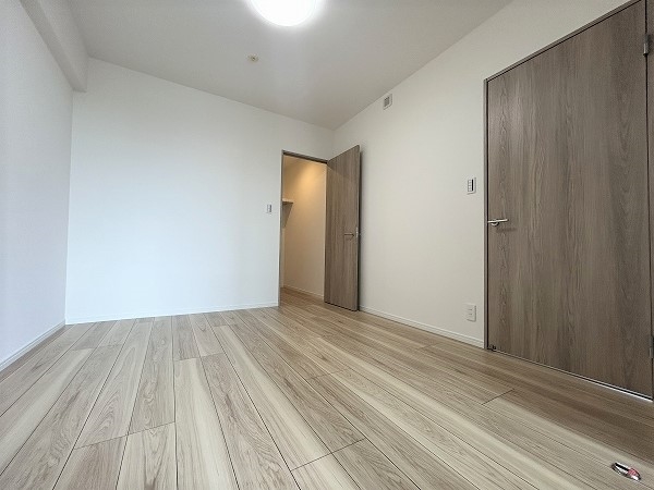 約5.8帖、日当たり良好なお部屋です。