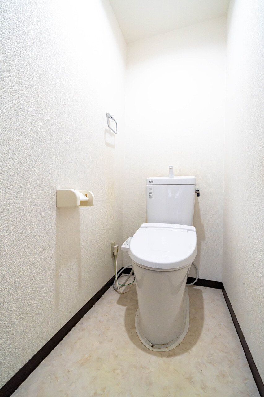 ホワイトを基調とした清潔感のあるトイレです。