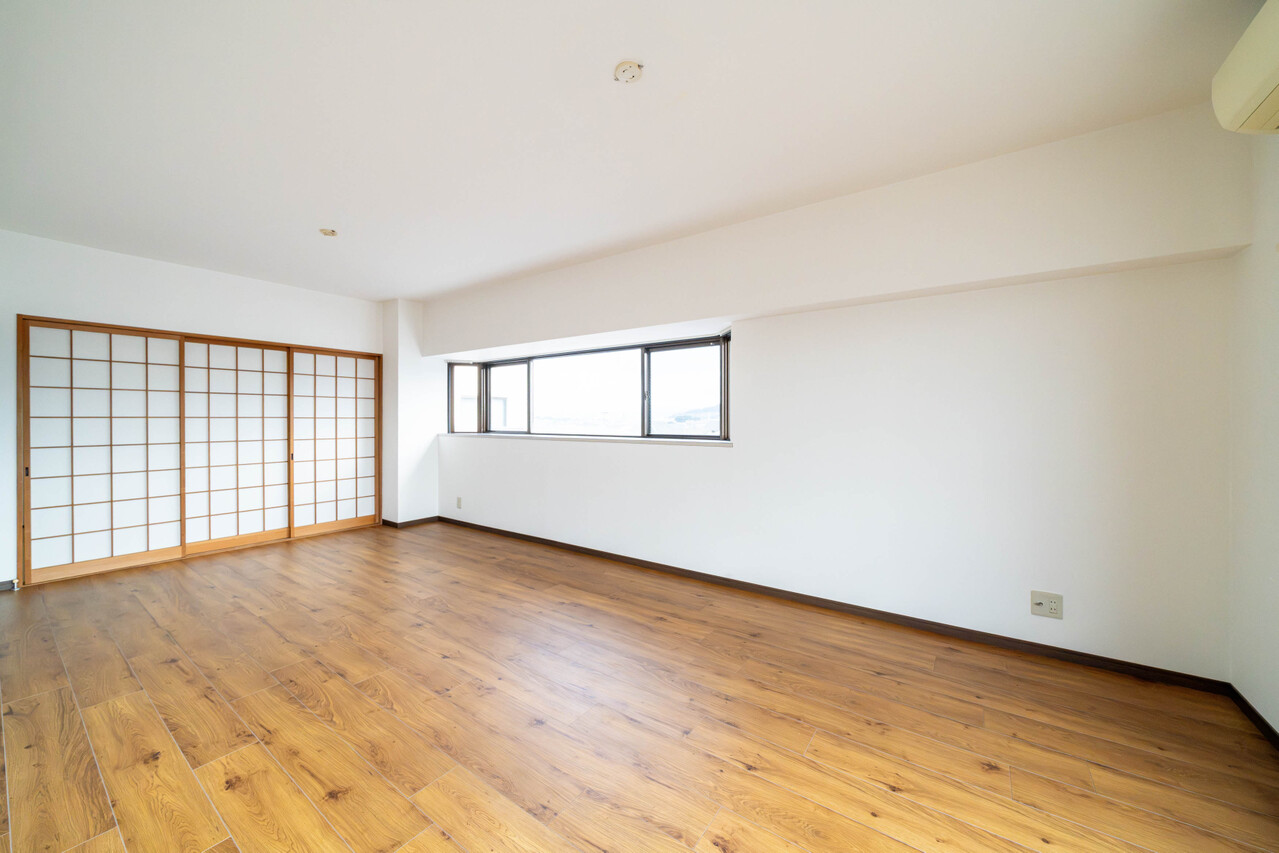 木目と白で統一されたシンプルモダン内装で、温もりを感じる、ほっとできるリビング。