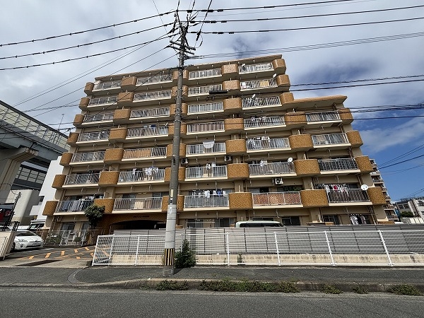 総戸数39戸　8階建タイル張りマンション