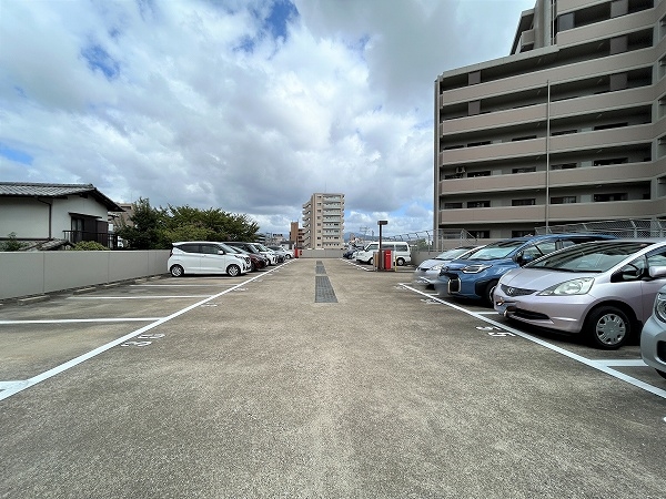 敷地内駐車場。