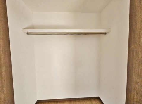 各洋室には収納が付いております。