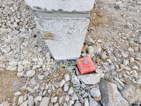 敷地の境目となる境界、どこからどこが自分の敷地なのか、隣接地や道路との境目に付いている境界ポイント