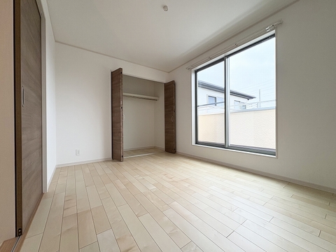 洋室6帖。バルコニーに面した明るいお部屋。