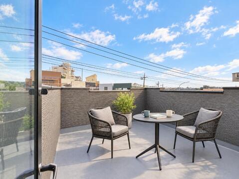 ～屋外を感じるスカイデッキ～屋上 PH階に設けられた8.87帖の大型スカイデッキ。※家具雑貨空CG加工。