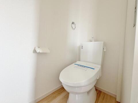 清潔感あふれる新しいトイレは、毎日を快適に過ごすための大切な空間です。シンプルながらも機能的なデザインで、ご家族皆様に安心とやすらぎを提供します。
