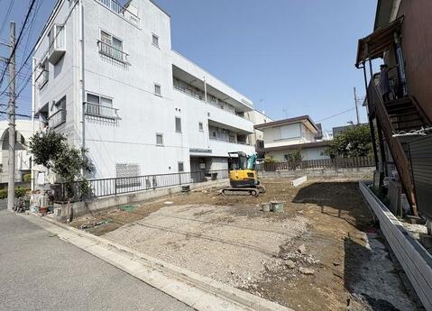 自然色の外壁や綺麗に整えられているエクステリアに目を引きます。家の建物自体がしっかりとした構造で、安心と耐久性が感じられます。人々は通り過ぎるたびに、家の魅力に引かれ心躍る気持ちになります。