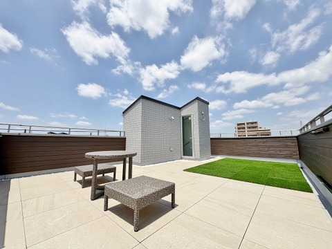 屋上公園、屋上パーティ等、多彩な用途が可能♪金属防水工法(スカイプロムナード)は、災害に強い屋根として受賞されています。家具・小物類はディスプレイ用です。