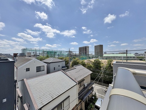 青い空と白い雲が広がる開放的な眺望が、日々の暮らしに明るさと安らぎをもたらします。遠くの街並みを眺めながら、家族の会話も弾む素敵なひとときをお過ごしください。