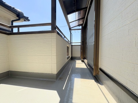 室内から続く空間が毎日の暮らしにゆとりをもたらします。屋根付きのため天候を気にせずお洗濯物を干せる実用的なバルコニーです。