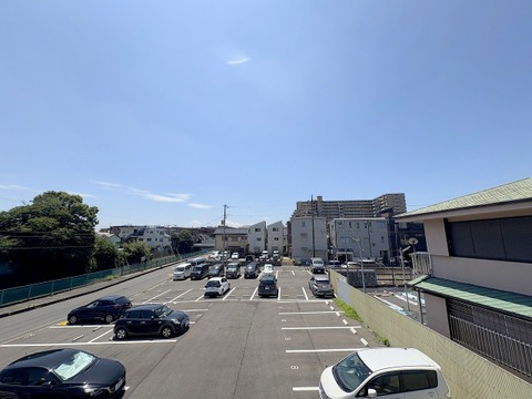 周囲の建物との間にゆとりがあり圧迫感を感じさせません。新しくなる室内に明るい自然光をたっぷりと届けてくれます。穏やかな日常の風景が広がる心安らぐ住環境です。