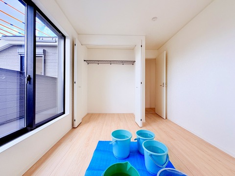 洋室5.75帖。バルコニーに面した明るいお部屋。