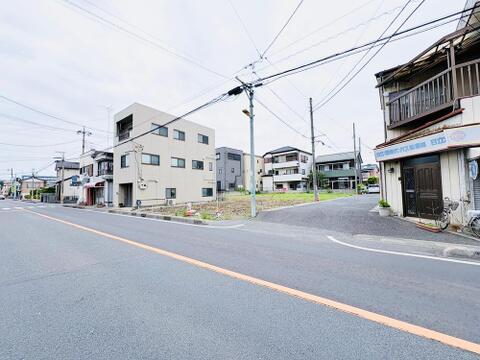 南東側前面道路。末永く安心で豊かな暮らしを愉しめる住まい。