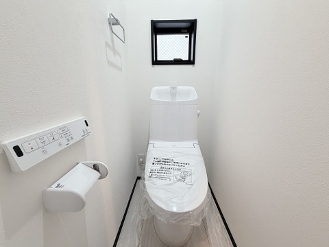 多機能トイレ、壁付けのパネルになりますので、操作もとってもしやすいです。