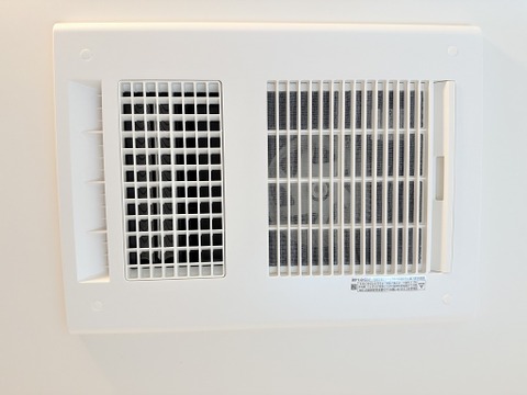 便利な浴室暖房換気乾燥機です。衣服を干したり、寒い日はお風呂に入る前に暖めるなど、様々活用できます。