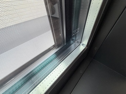 ガラスが二重になっていて2枚の板ガラスの間に乾燥した空気を注入したペアガラス。断熱効果を高まります。