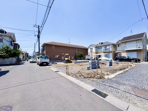 南側5.9ｍ～6ｍ公道に面す。2026年5月下旬撮影。