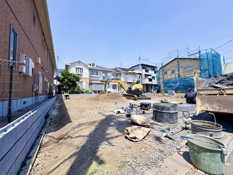 小学校や保育園・幼稚園近く、公園や買物施設も徒歩圏内で住環境良好。2026年5月下旬撮影。