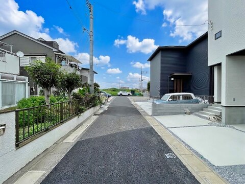 買い物施設が充実した場所に佇む陽当たり良好な物件です。
