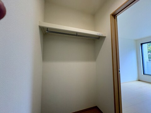大容量のウォークインクローゼット。家族全員の衣類をすっきりと収納でき、いつもきれいに保てます。