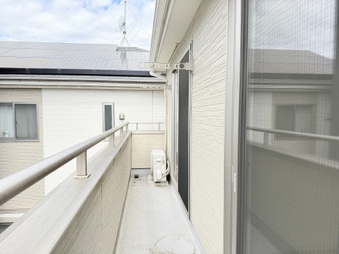 周辺は新しい住宅が立ち並ぶ綺麗な街並み。新生活をスタートさせる場所として住み心地を感じてみてください。