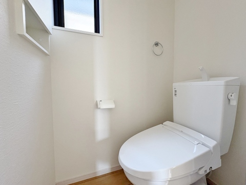 【1号棟】忙しい時間帯に重宝する1階2階にそれぞれトイレがあります。小窓を設置しているため、明るく換気もしやすい衛生的な空間です 。現在壁紙を貼る前の下地工事を行っております。