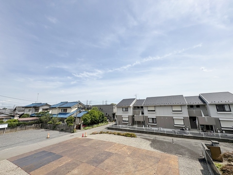 【1号棟】南側が平置駐車場のため、視界を遮る高い建物がなく、突き抜けるような青空を独占できます。開放感と陽当たりの良さは、この街区・この棟ならではの特権。