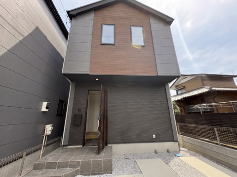 JR川越線「日進」駅徒歩17分。小・中学校近く通学安心。