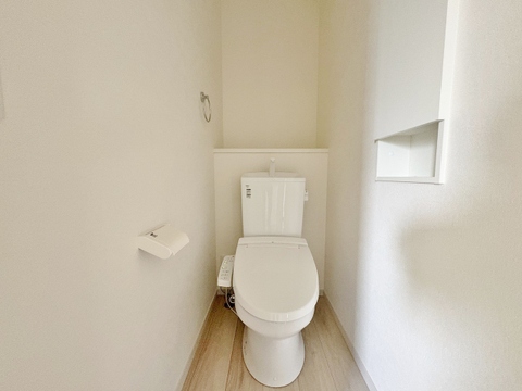 【2号棟】忙しい時間帯に重宝する1階2階にそれぞれトイレがあります。小窓を設置しているため、明るく換気もしやすい衛生的な空間です 。現在壁紙を貼る前の下地工事を行っております。