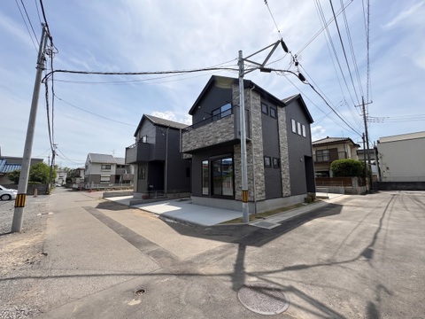 【2号棟及び前面道路】開放感あふれる北東角地に佇む2号棟 。石目調のアクセントを取り入れた、重厚感と気品漂う佇まいが魅力的です。陽当り・通風ともによく、快適に暮らせます。