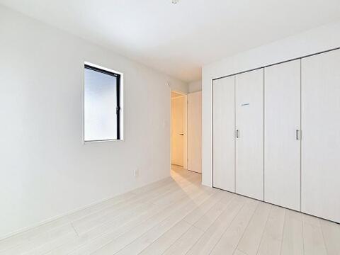 ～洋室３部屋と便利な納戸～各室に収納を備えた洋室３部屋に加え、５．２５帖の納戸を確保 。子ども部屋や趣味の部屋、在宅ワークスペースなど、ライフスタイルに合わせて柔軟に使えます 。