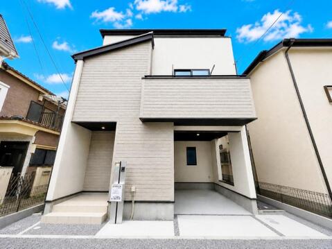 ～安心のビルトイン車庫～雨の日でも濡れずに乗り降りできるビルトイン駐車場を完備 。大切なお車を雨風から守るだけでなく、荷物の出し入れもスムーズに行える便利な設計です 。